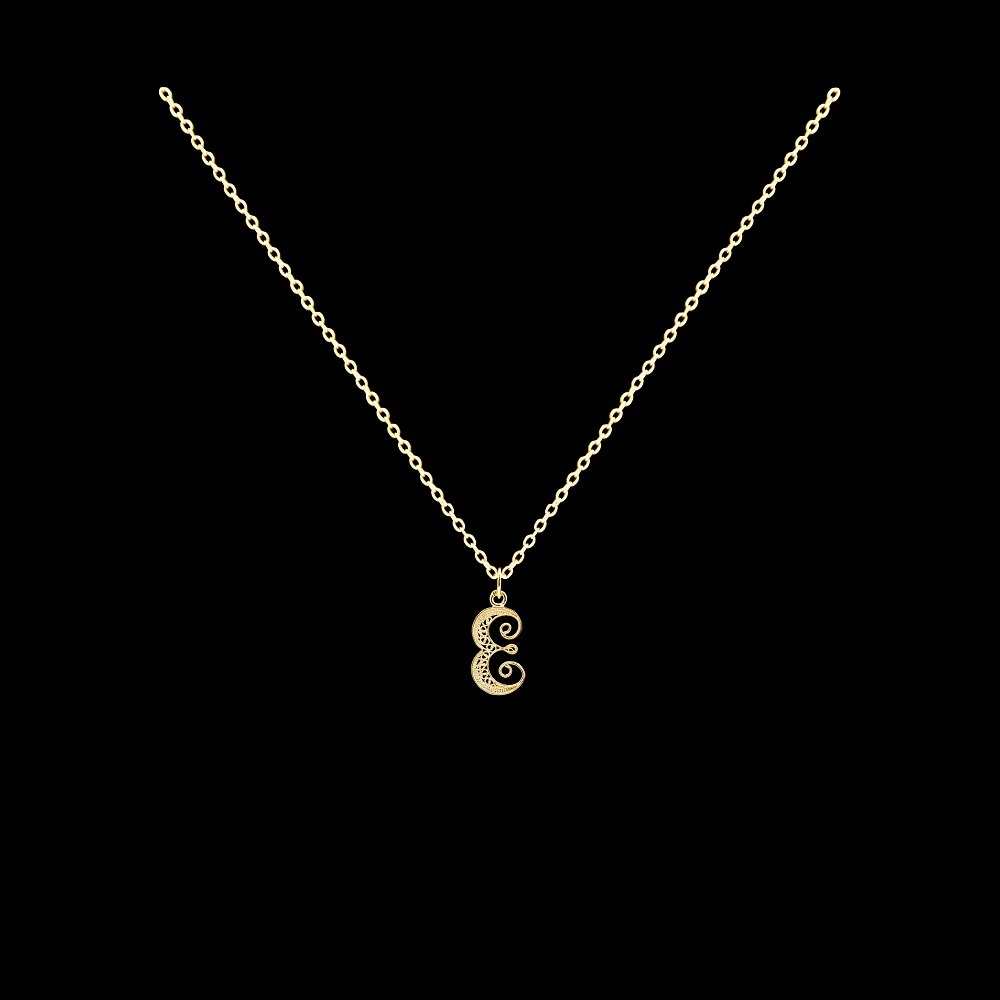 Fio com Letra E em Filigrana.