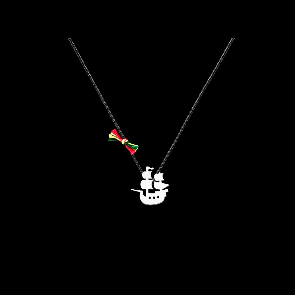 Cotton Necklace with Caravel.